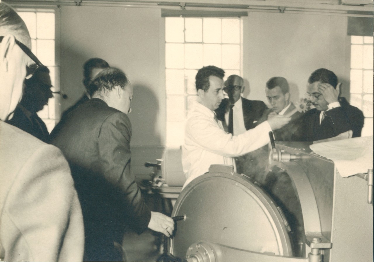 Presentation of the revolutionary autoclave decatising process to selected customers.